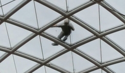 Nam thanh niên leo lên nhà kính 20m để ngủ vì say rượu