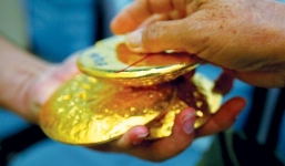 Vô tình nhặt được túi vàng 450 triệu trong vườn nhà