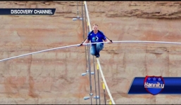 Không dụng cụ bảo hộ, đi trên dây qua hẻm núi Grand Canyon ở cao 460m