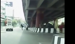 Video: CSGT Thái Lan tung chân đạp, người vi phạm bay vào gầm cầu