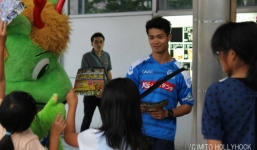 Video Công Phượng đi phát tờ rơi ở ga tàu điện Nhật Bản gây tranh cãi