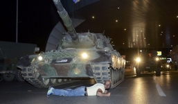 Video: Bị 2 xe tăng phe đảo chính cán qua mà không chết