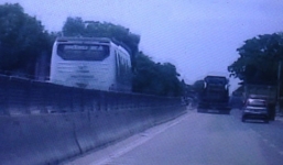 Video: Xe khách Hà Tĩnh đua tốc độ, chạy ngược chiều trên QL1A