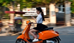 Chị gái 'phi thường không cần nhìn đường vẫn có thể lái xe'