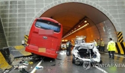 Hàn Quốc: Xe buýt đâm 6 ô tô con, 4 người chết, 37 người bị thương