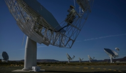 Kính viễn vọng vô tuyến lớn nhất thế giới phát hiện hơn 1.300 thiên hà