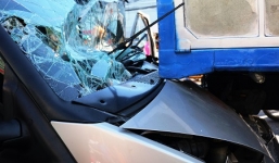 Tai nạn giao thông, tài xế mắc kẹt trong cabin, la hét kêu cứu