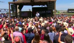 Video: Boeing của Trump phá đám bài phát biểu của nghị sĩ đảng Cộng hòa