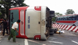 Xe khách cuốn xe máy vào gầm rồi lật nghiêng, 8 người thương vong