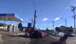 Ô tô rẽ phải, đâm một lúc 2 biker