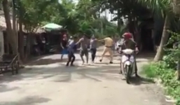 Video: Cảnh sát giao thông ở miền Tây bị nhóm thanh niên vây đánh