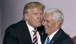 Video: Ông Trump hôn hụt ứng viên Phó tổng thống Mỹ