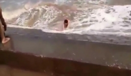 Clip giải cứu thanh niên tắm biển bị sóng cuốn