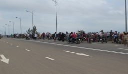 Hai em bé đi câu cá hoảng hồn phát hiện thi thể trôi sông