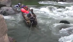 Nín thở xem thuyền gỗ vượt thác ghềnh hiểm trở Nậm Nơn