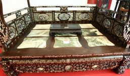 Chiêm ngưỡng “long sàng” nặng gần 1 tấn giá 200 triệu