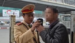 'Ma men' dọa thổi bay máy khi bị đo nồng độ cồn