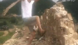 Người đàn ông tung cước phá Vạn Lý Trường Thành bị cộng đồng mạng truy tìm