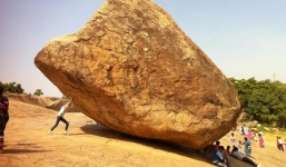 Tảng đá khổng lồ 250 tấn nằm chênh vênh '7 voi kéo không đổ'