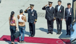 Báo Đức: Hoàng tử Thái mở đại tiệc cho chó nhưng không đủ tiền mua áo?