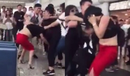 Xôn xao clip vợ túm tóc, lột áo tình nhân của chồng gây náo loạn sân bay