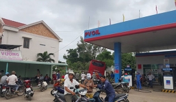 Xe khách giường nằm lao thẳng vào cây xăng, hành khách hoảng loạn