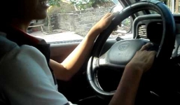 Hốt hoảng bố để con nhỏ lái xe tải hạng nặng