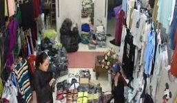 Video: Đôi vợ chồng dàn cảnh trộm iPhone 6 trong shop thời trang