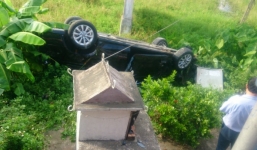 Tàu hỏa tông 'xế hộp' bay xuống ruộng, 2 người nhập viện