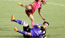 Pha vào bóng ghê rợn của thủ môn Bửu Ngọc với cầu thủ Sài Gòn