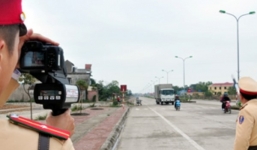 Tài xế bỏ xe giữa đường cao tốc khi bị CSGT truy đuổi gay gắt