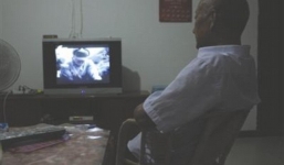 Cha kiện các con gái vì 10 năm không đến thăm