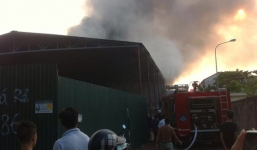 Cháy lớn tại xưởng chứa vải và giấy vụn cạnh cây xăng