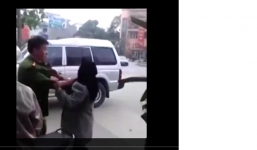 Xôn xao clip người mặc trang phục Công an túm cổ cụ bà rồi lăng ngã xuống đường