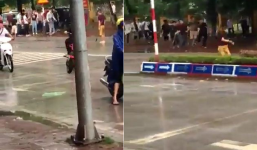 Thanh niên cầm dao đứng chặn cổng trường bị học sinh đuổi đánh