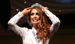 Hoa hậu Australia lộ vẻ lúng túng khi 2 lần rơi vương miện