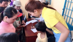 Á hậu biển Bảo Như giản dị về quê đi từ thiện