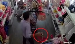 Video: Đôi nam nữ dẫn theo trẻ nhỏ vào shop quần áo dàn cảnh trộm iPhone 6