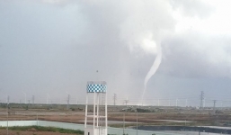 Vòi rồng cao hàng trăm mét xuất hiện ở miền Tây