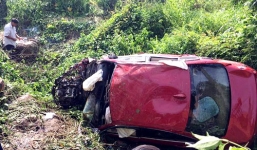 Xe BMW chở 7 người lao xuống vực, 2 người chết thảm