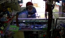 Nam thanh niên trộm rổ thẻ cào trong tủ kính điện thoại