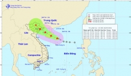 Bão số 1 giật cấp 10 quần thảo trên Biển Đông