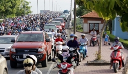 Đi xe trên vỉa hè có thể bị phạt đến 1,2 triệu đồng từ 1/8/2016