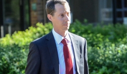 Thầy giáo bị án treo 3 năm vì xâm hại nữ sinh Anh được tuyên án vô tội sau 26 phút