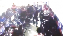 Video: Thanh niên bị côn đồ đâm gục trong tiệm Internet