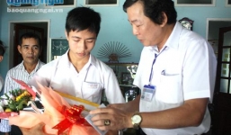 Thưởng 'nóng' cho thủ khoa khối A1 tại Quảng Ngãi