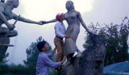 'Hôn' ngực tượng nàng Biang, cán bộ huyện bị  kiểm điểm