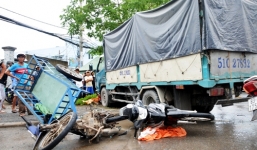 Xe tải cuốn 4 xe máy vào gầm, 3 người thương vong