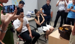 Nữ tiếp viên hàng không quấn 80 cây vàng trong bọc, giấu dưới ghế máy bay