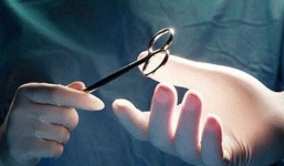 Y sĩ dùng chỉ may quần áo khâu vết thương: 'Vô cùng liều lĩnh'